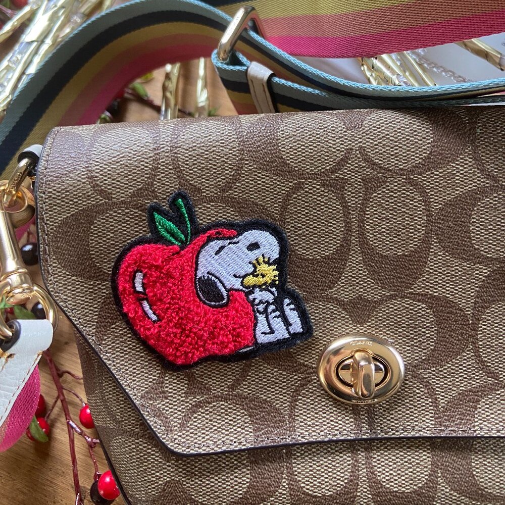 COACH X PEANUTS KARLEE CROSSBODY SIGNATURE CANVAS WITH SNOOPY - Picture 3 of 6